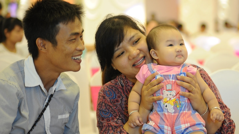 Cặp vợ chồng từng điều trị vô sinh bên đứa con đầu lòng.