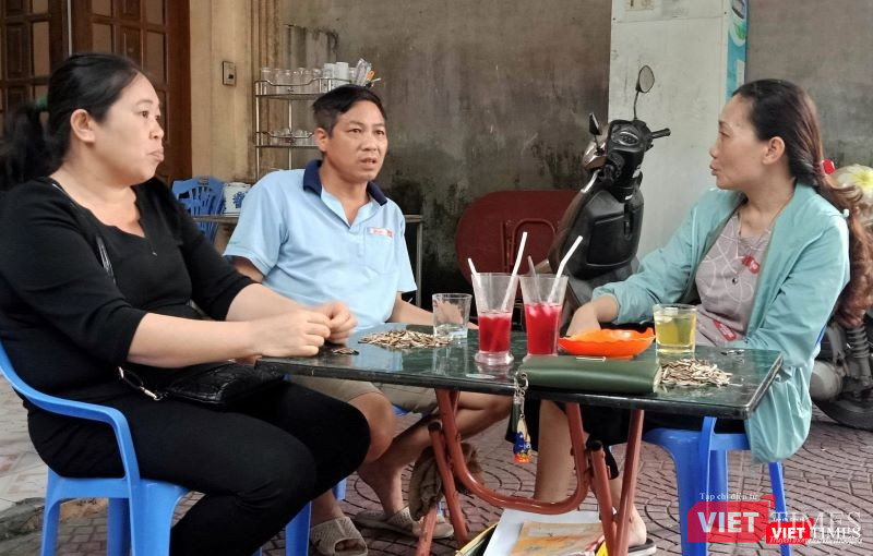 Nhóm phụ huynh học sinh trong buổi làm việc với VietTimes