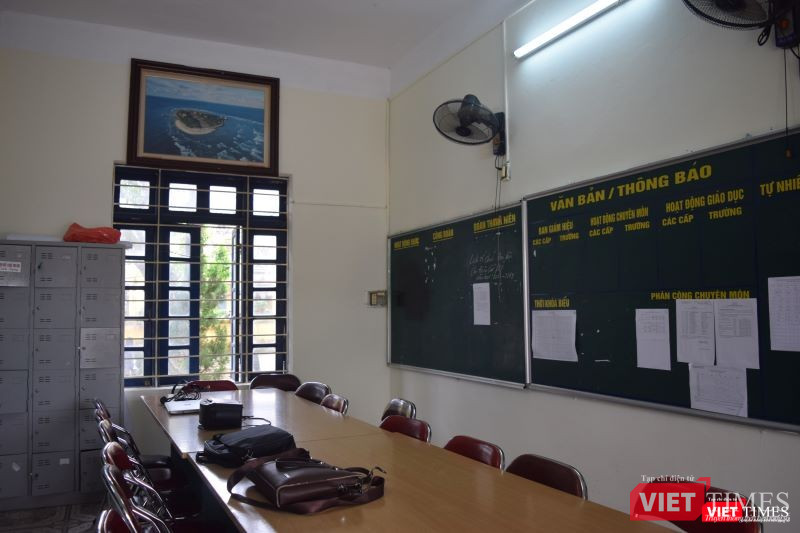 Phòng làm việc của giáo viên tại dãy nhà được cho là đã xuống cấp