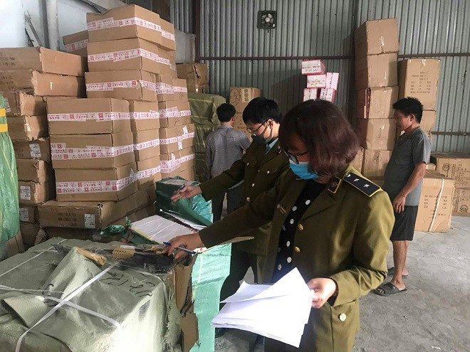 Lực lượng quản lý thị trường thu giữ khoảng 30 tấn bánh, kẹo không rõ nguồn gốc.