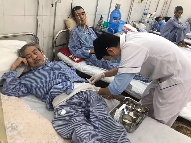 Bác sĩ chăm sóc cho các bệnh nhân mắc bệnh đường hô hấp và cúm (Ảnh: Phạm Quý)