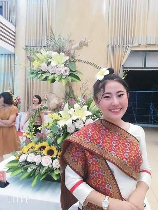 Vang Yeng , xinh đẹp trong bộ trang phục truyền thống Lào.