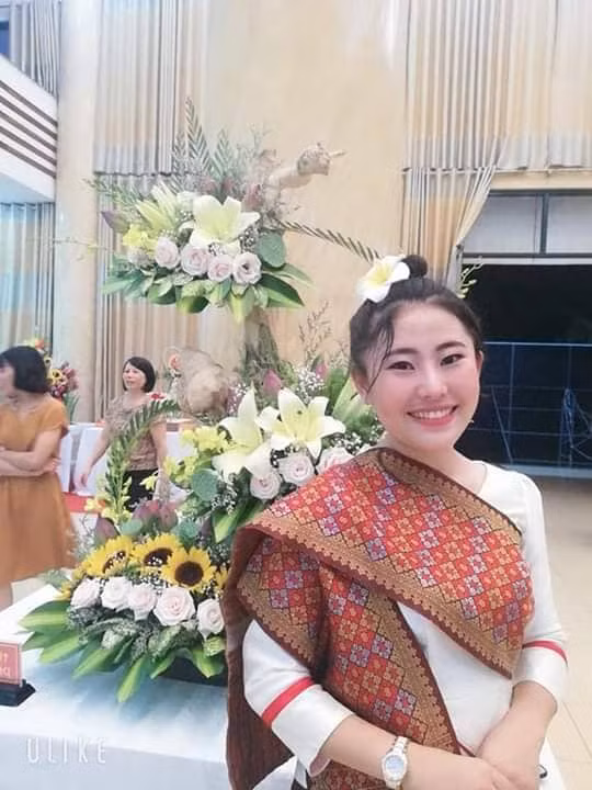 Vang Yeng , xinh đẹp trong bộ trang phục truyền thống Lào.