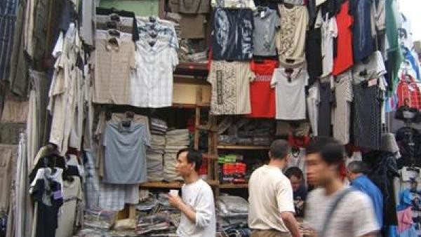 Người Việt buôn bán tại Nga.