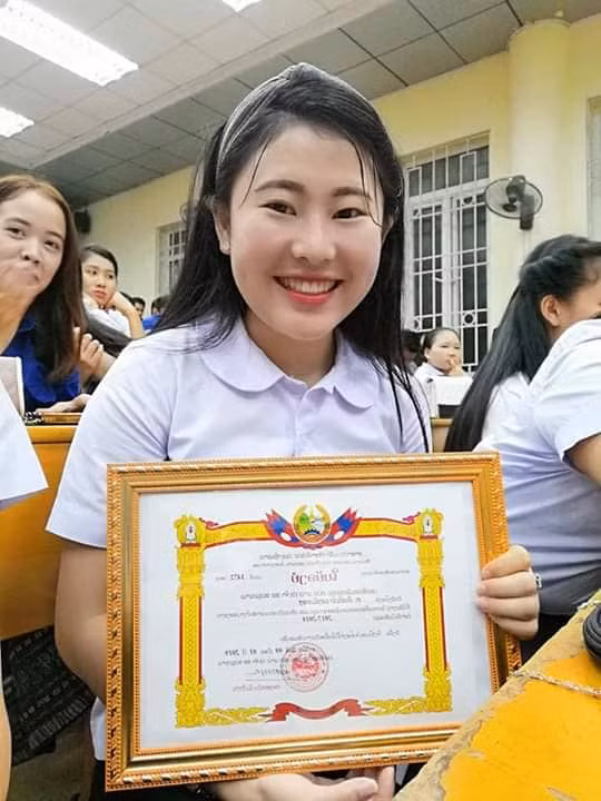 Giáo viên Nguyễn Thị Khánh Chi- Dạy tiếng Việt cho các lưu học sinh Lào nhận xét Yeng là một học sinh chăm chỉ, thông minh, chăm ngoan.