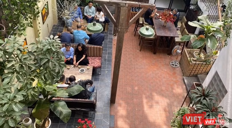 Bất chấp vắng khách, nhiều nhà hàng đã khởi động lại hoạt động kinh doanh sau đợt đóng cửa vì cách ly xã hội. Bất chấp vắng khách, nhiều nhà hàng đã khởi động lại hoạt động kinh doanh sau đợt đóng cửa vì cách ly xã hội.