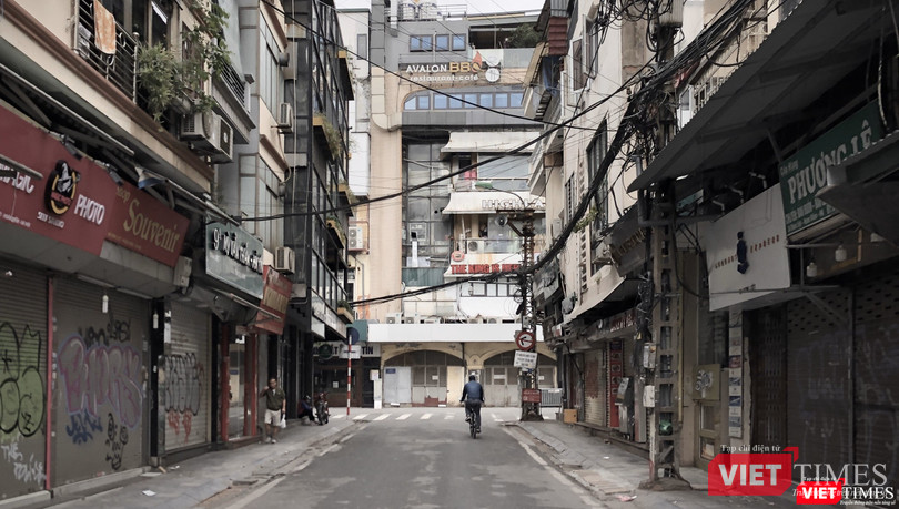 Quang cảnh đìu hiu tại phố cổ, vốn là nơi sầm uất bậc nhất Hà Nội trong những ngày dịch COVID-19.