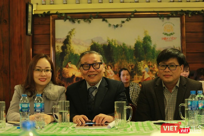 Nhà báo Nguyễn Lương Phán -- Phó TBT báo điện tử Dân trí, ông Hoàng Bảo Hùng, Hiệu trưởng Trường Cao đẳng CNTT Hữu nghị Việt - Hàn (phải), người vừa được bầu bổ sung vào Ban thường vụ, và Nhà báo Hoàng Thị Bảo Hương -- Phó TBT báo điện tử VietnamNet.