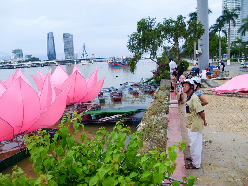Cảnh người dân theo dõi tiến độ lắp đặt các đóa sen bên bờ sông vào chiều 4/5 hàng năm đã trở nên quen thuộc từ nhiều năm nay.