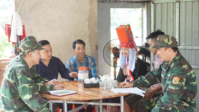 Lực lượng Biên phòng cửa khẩu Bình Liêu tuyên truyền vận động người dân không XNC trái phép tại thôn Phai Lầu (huyện Bình Liêu).