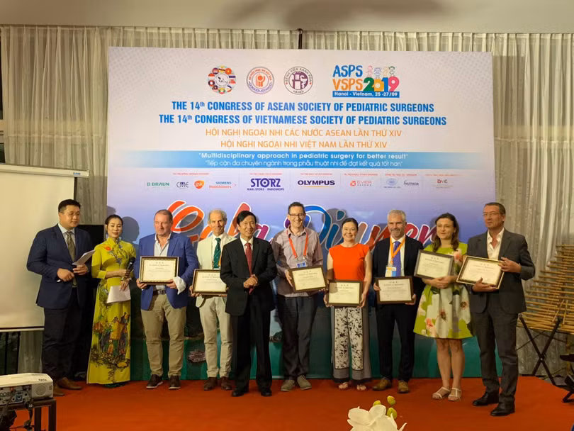 Nhóm chuyên gia chụp ảnh lưu niệm tại sự kiện. Nhóm chuyên gia chụp ảnh lưu niệm tại sự kiện.