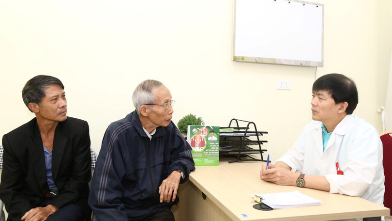 PGS.TS. Nguyễn Xuân Hùng - Giám đốc Trung tâm Phẫu thuật Đại trực tràng - Tầng sinh môn, Bệnh viện Hữu nghị Việt Đức khám và tư vấn miễn phí cho người dân.