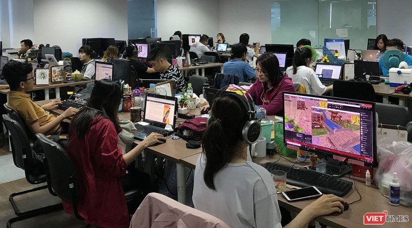 PGS.TS. Trần Đình Thiên kêu gọi doanh nghiệp hãy đổi mới sáng tạo và chuyển động cùng Cách mạng Công nghiệp 4.0.