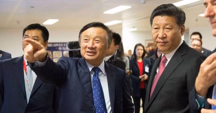 Người sáng lập Huawei, ông Nhậm Chính Phi đứng cạnh Chủ tịch Trung Quốc Tập Cận Bình tại văn phòng của tập đoàn này tại Luân Đôn năm 2015. (Ảnh: AFP). Người sáng lập Huawei, ông Nhậm Chính Phi đứng cạnh Chủ tịch Trung Quốc Tập Cận Bình tại văn phòng của tập đoàn này tại Luân Đôn năm 2015. (Ảnh: AFP).