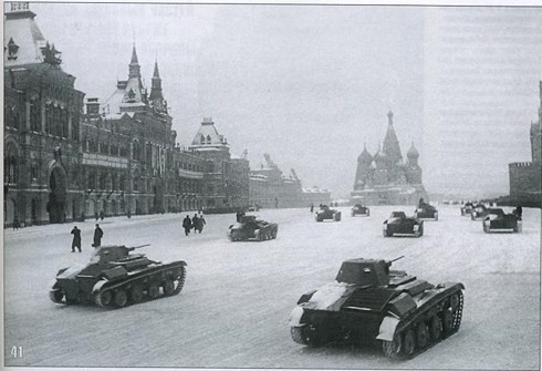 Những chiếc xe tăng này sau cuộc duyệt binh đã tiến thẳng ra mặt trận. k