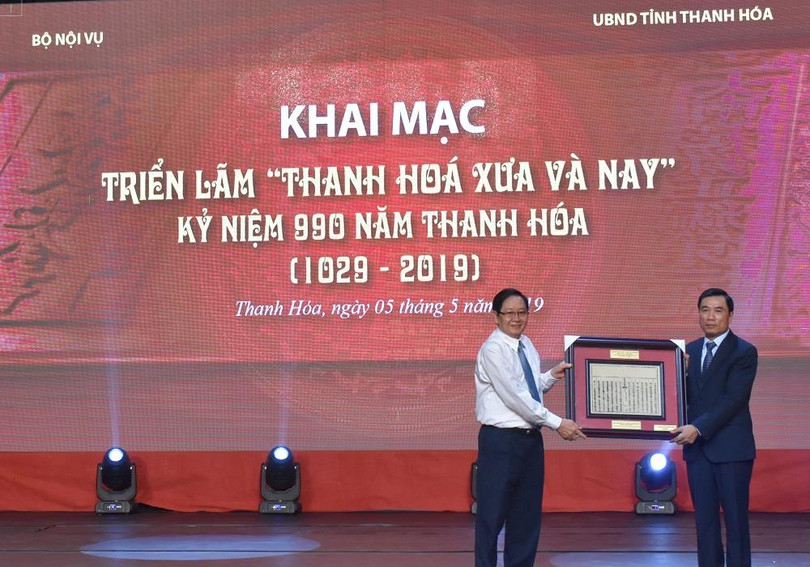 Tại buổi lễ, Lãnh đạo Bộ Nội vụ đã trao tặng tỉnh Thanh Hóa phiên bản mộc bản triều Nguyễn về việc vua Lý Thái Tông cho đổi trại Ái Châu làm Thanh Hóa phủ.