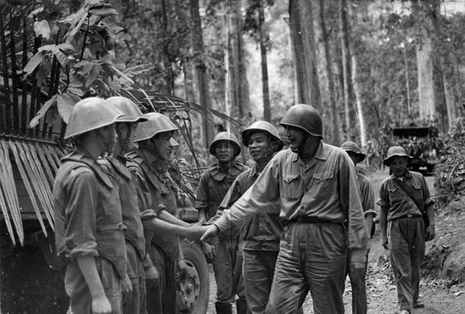 Tư lệnh Đồng Sỹ Nguyên thăm cán bộ, chiến sỹ Tiểu đoàn vận tải 101 thuộc Tiểu đoàn 3 trong một chiến dịch vận chuyển, mùa khô năm 1970-1971. (Ảnh tư liệu)