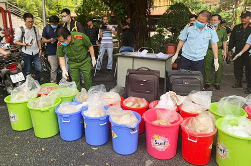 Hàng hóa được giấu trong các thau nhựa khi di chuyển. Ảnh: Quốc Thắng. Hàng hóa được giấu trong các thau nhựa khi di chuyển. Ảnh: Quốc Thắng.