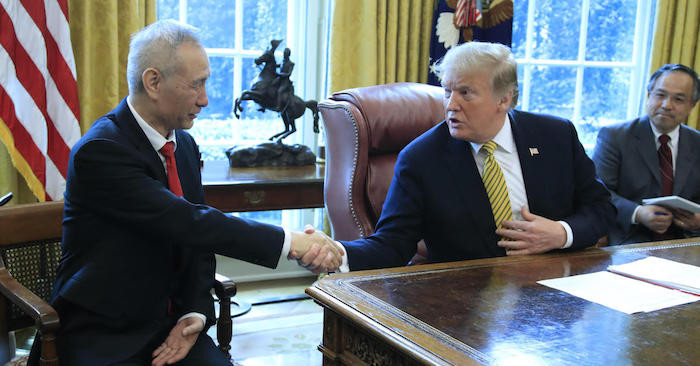 Tổng thống Donald Trump gặp Phó Thủ tướng Trung Quốc Lưu Hà tại Phòng Bầu dục của Nhà Trắng ở Washington trong cuộc đàm phán thuơng mại giữa hai nước, Thứ Năm, ngày 4/4/2019. (Ảnh: AP).