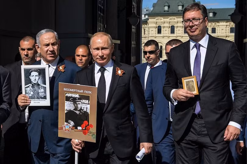 Tổng thống V. Putin: “Tôi tiếp tục khẳng định sự kiện Liên Xô tan rã là thảm kịch, trước hết đối với 25 triệu người Nga bỗng chốc bị kẹt lại ở nước ngoài trái với ý nguyện của mình”. L