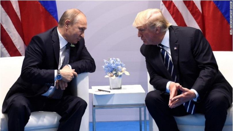 Tổng thống Nga Vladimir Putin và Tổng thống Mỹ Donald Trump trong một cuộc gặp bên lề Hội nghị thượng đỉnh G20 tại Hamburg (Đức), tháng 7/2017.