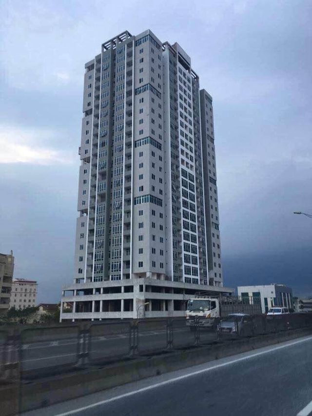 Tòa nhà chung cư Báo CAND vẫn lừng lững đứng trơ gần 10 năm qua. Tòa nhà chung cư Báo CAND vẫn lừng lững đứng trơ gần 10 năm qua.