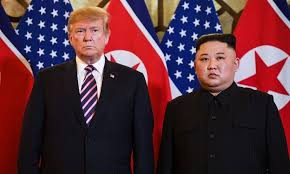 Tổng thống Mỹ Trump (trái) và Chủ tịch Triều Tiên Kim Jong-un tại Hà Nội ngày 27/2. Ảnh: AFP.