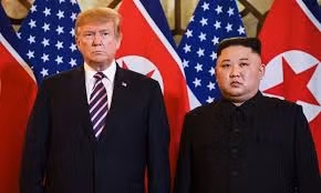 Tổng thống Mỹ Trump (trái) và Chủ tịch Triều Tiên Kim Jong-un tại Hà Nội ngày 27/2. Ảnh: AFP.
