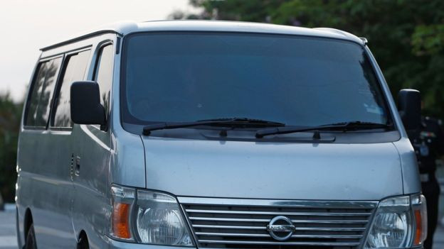 Chiếc xe van được cho là đang chở Đoàn Thị Hương rời nhà tù sáng 3/5 (REUTERS) Xs