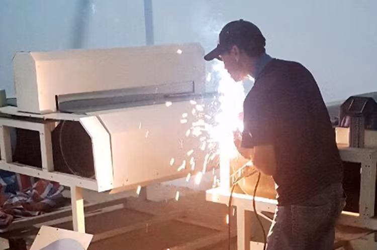 Thợ hàn gia cố máy ép bao bì để Yang và đồng phạm giấu ma túy vào trong. Ảnh: Hải quan TP HCM.