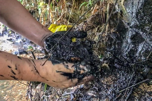 Theo Chủ tịch HĐQT Công ty CP gốm sứ Thanh Hà, số dầu đổ trộm xuống đầu nguồn nước của Nhà máy Nước sạch sông Đà chính là dầu thải của hệ thống máy móc của công ty. Theo Chủ tịch HĐQT Công ty CP gốm sứ Thanh Hà, số dầu đổ trộm xuống đầu nguồn nước của Nhà máy Nước sạch sông Đà chính là dầu thải của hệ thống máy móc của công ty.