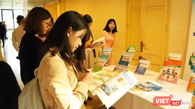 Các bộ SGK xã hội hóa được công bố công khai, lấy ý kiến rộng rãi. Các bộ SGK xã hội hóa được công bố công khai, lấy ý kiến rộng rãi.