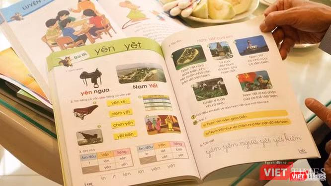 Hiện đã có 5 bộ SGK các môn học bắt buộc ở lớp 1 và 7 quyển SGK Làm quen với tiếng Anh lớp 1 (môn học tự chọn) từ nguồn xã hội hóa để triển khai từ năm học 2020 - 2021. Hiện đã có 5 bộ SGK các môn học bắt buộc ở lớp 1 và 7 quyển SGK Làm quen với tiếng Anh lớp 1 (môn học tự chọn) từ nguồn xã hội hóa để triển khai từ năm học 2020 - 2021.