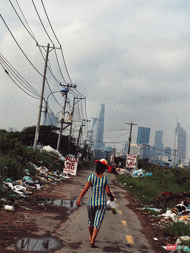 Một góc khu đô thị mới Thủ Thiêm, ảnh chụp năm 2015. Còn hiện nay vẫn hoang phế như vậy. Theo quyết định 367 do Thủ tướng Võ Văn Kiệt ký năm 1996, vùng đất này sẽ là 