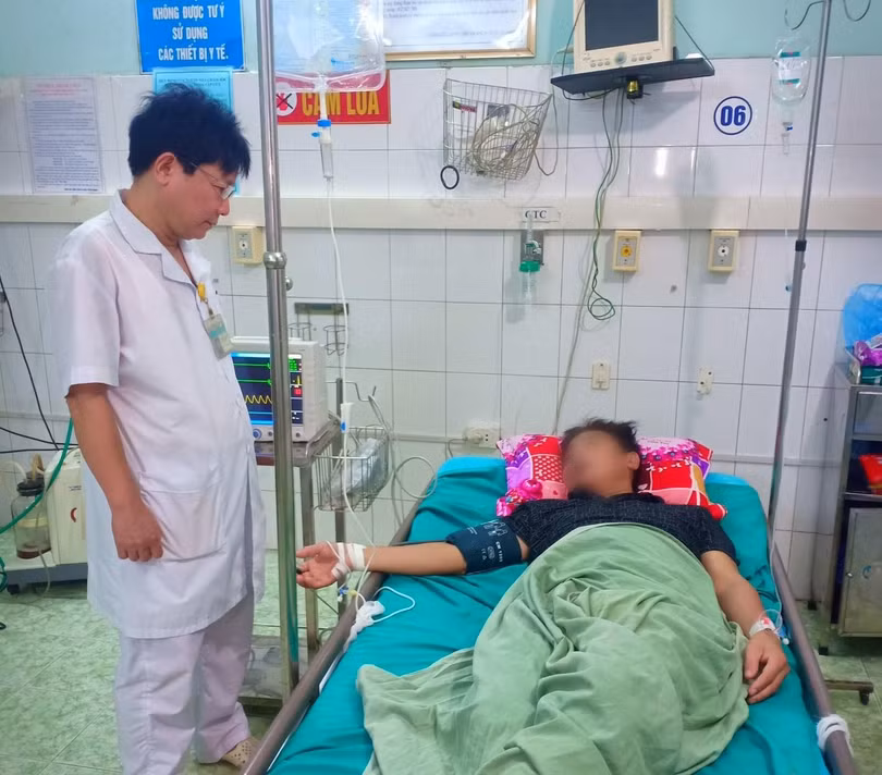 Bệnh nhân ngộ độc củ ấu tẩu đang điều trị tại Bệnh viện đa khoa tỉnh Tuyên Quang. Bệnh nhân ngộ độc củ ấu tẩu đang điều trị tại Bệnh viện đa khoa tỉnh Tuyên Quang.