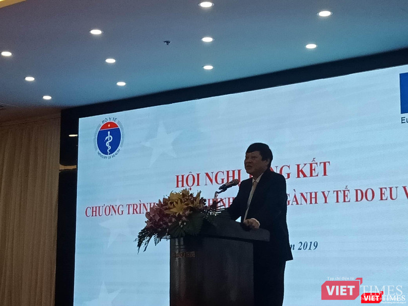 Thứ trưởng Bộ Y tế Nguyễn Viết Tiến phát biểu tại hội nghị