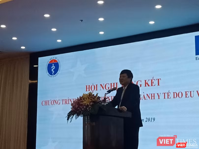 Thứ trưởng Bộ Y tế Nguyễn Viết Tiến phát biểu tại hội nghị