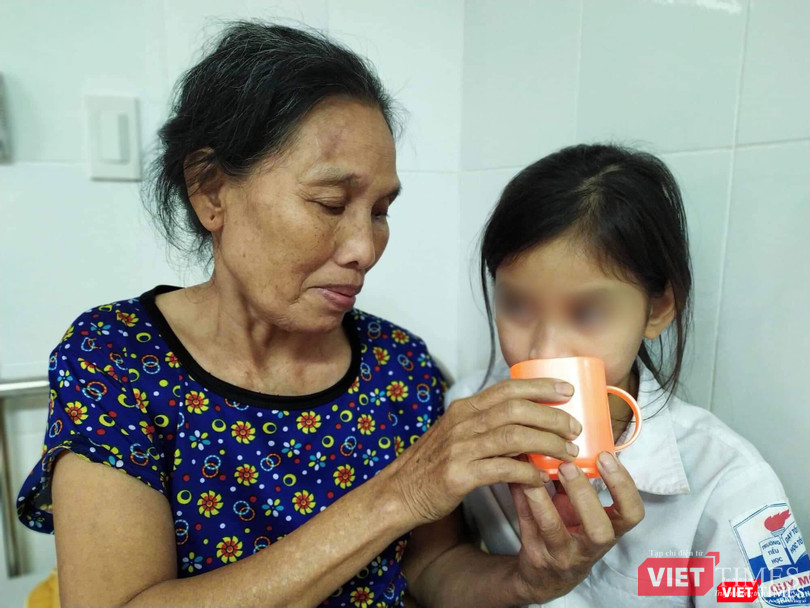 T. và bà nội tại Bệnh viện. T. và bà nội tại Bệnh viện.