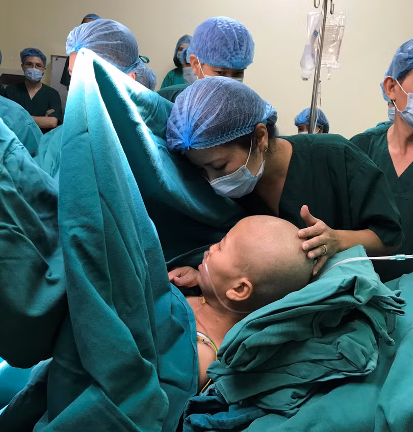 Bác sĩ động viên chị L. trước khi mổ