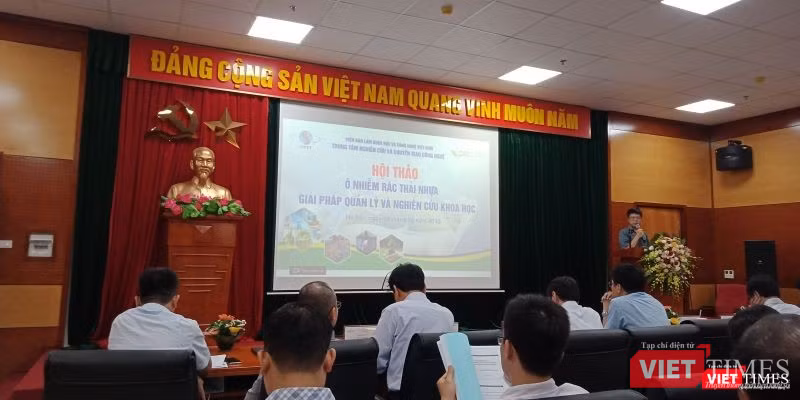 Chuyên gia chia sẻ về vấn đề rác thải nhựa trong buổi hội thảo sáng 8/8.