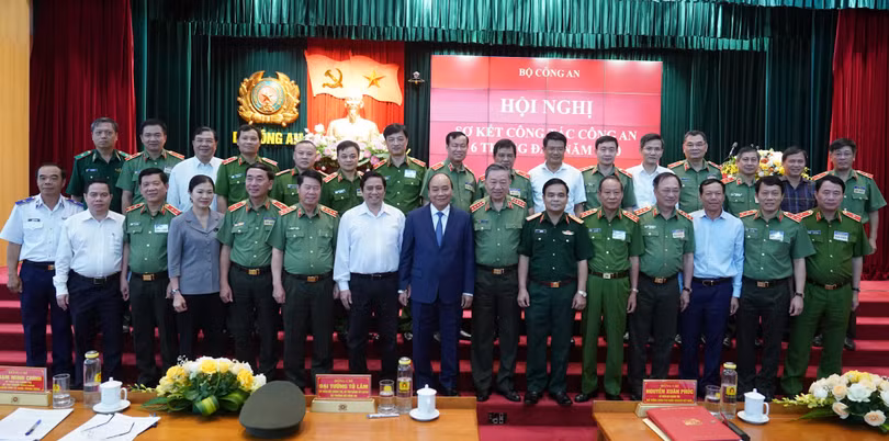 Thủ tướng Nguyễn Xuân Phúc và các cán bộ dự hội nghị. Ảnh: BCA.