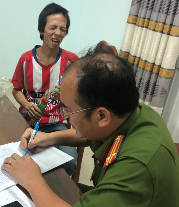 Nghi phạm Luận nhăn nhó khi làm việc với công an (Ảnh báo Tuổi trẻ)