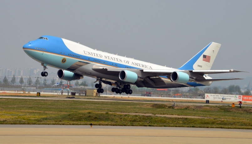 Khi nạp đầy nhiên liệu Air Force One có thể bay nửa vòng trái đất.