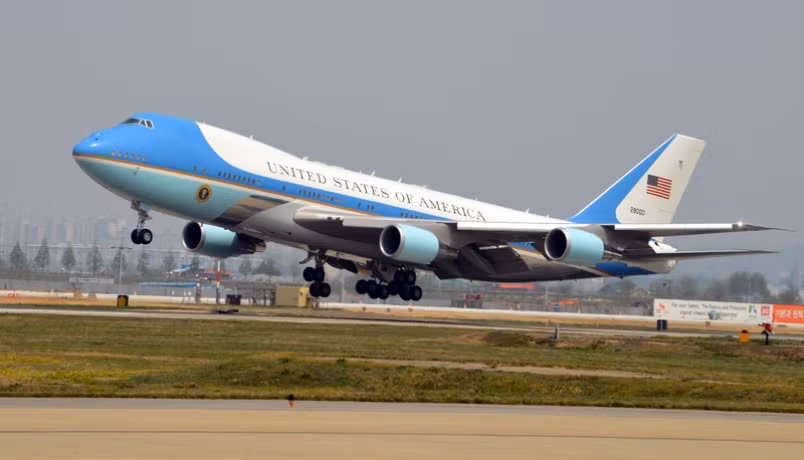 Khi nạp đầy nhiên liệu Air Force One có thể bay nửa vòng trái đất.