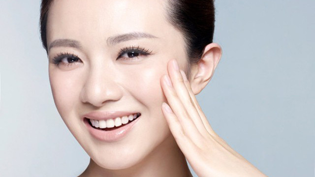 Việc ăn uống điều độ và có giấc ngủ ngon cũng tạo cho làn da khỏe khoắn và sáng đẹp hơn.