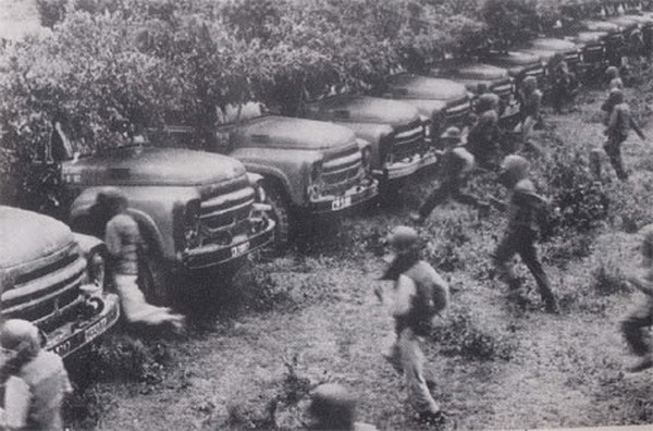 Đội hình xe ô tô của Trung đoàn 13 (Binh đoàn Trường Sơn) chuẩn bị lên đường thực hiện chiến dịch vận tải. Ảnh tư liệu