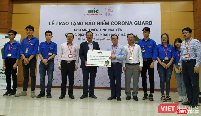 Ông Lê Như Hải (vest xanh), GS. Tạ Thành Văn và cùng các sinh viên tình nguyện Trường Đại học Y Hà Nội trong lễ trao tặng bảo hiểm Corona Guard cho 124 sinh viên ra "tuyến đầu" chống dịch COVID-19.