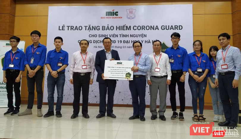 Ông Lê Như Hải (vest xanh), GS. Tạ Thành Văn và cùng các sinh viên tình nguyện Trường Đại học Y Hà Nội trong lễ trao tặng bảo hiểm Corona Guard cho 124 sinh viên ra "tuyến đầu" chống dịch COVID-19.