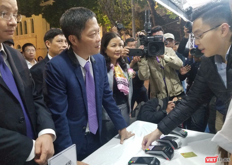 Bộ trưởng Trần Tuấn Anh trải nghiệm tại một số doanh nghiệp tham gia Online Friday 2019. Bộ trưởng Trần Tuấn Anh trải nghiệm tại một số doanh nghiệp tham gia Online Friday 2019.