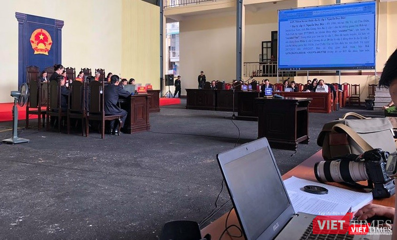 Cáo trạng của Viện KSND tỉnh Phú Thọ được công bố chi tiết trên màn hình lớn tại phiên xét xử trong ngày xét xử thứ hai. Cáo trạng của Viện KSND tỉnh Phú Thọ được công bố chi tiết trên màn hình lớn tại phiên xét xử trong ngày xét xử thứ hai.